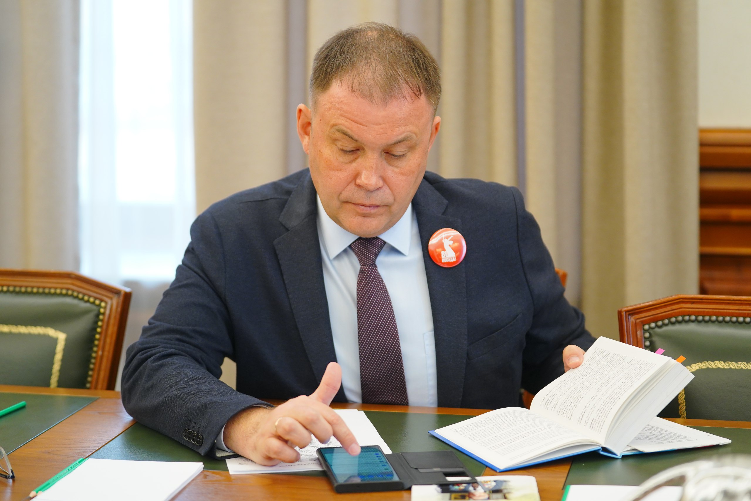 Губернатор Илья Середюк пообщался с бывшим несовершеннолетним узником концлагеря Александром Шураевым Губернатор Илья Середюк пообщался с бывшим несовершеннолетним узником концлагеря Александром Шураевым