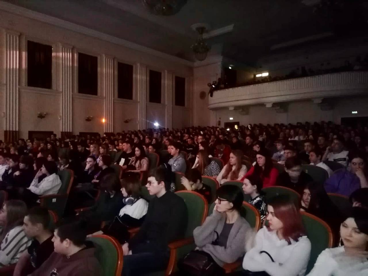 Новосибирский академический молодежный театр «Глобус» представил в Юрге спектакль «Шинель» по «Пушкинской карте» Новосибирский академический молодежный театр «Глобус» представил в Юрге спектакль «Шинель» по «Пушкинской карте»