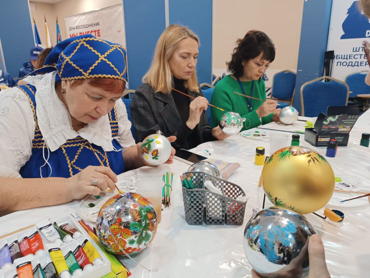 Кузбасскую елку для проекта «Новогодние ели России» украсят шарами с сибирской росписью Кузбасскую елку для проекта «Новогодние ели России» украсят шарами с сибирской росписью