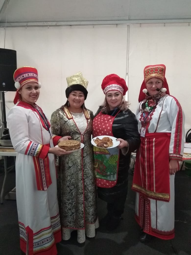 Жительница Кузбасса угощала гостей гастрономического фестиваля национальными телеутскими блюдами Жительница Кузбасса угощала гостей гастрономического фестиваля национальными телеутскими блюдами