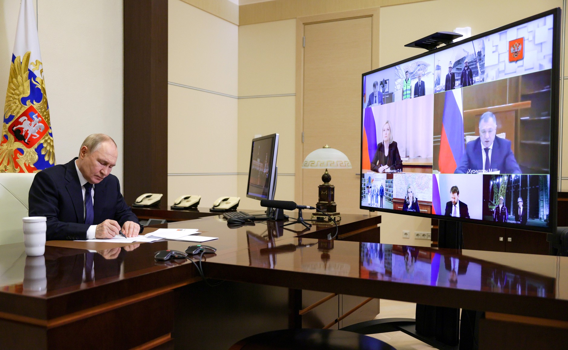 Губернатор Илья Середюк доложил Президенту Владимиру Путину о ходе строительства культурно-образовательного и музейного комплекса в Кемерове Губернатор Илья Середюк доложил Президенту Владимиру Путину о ходе строительства культурно-образовательного и музейного комплекса в Кемерове