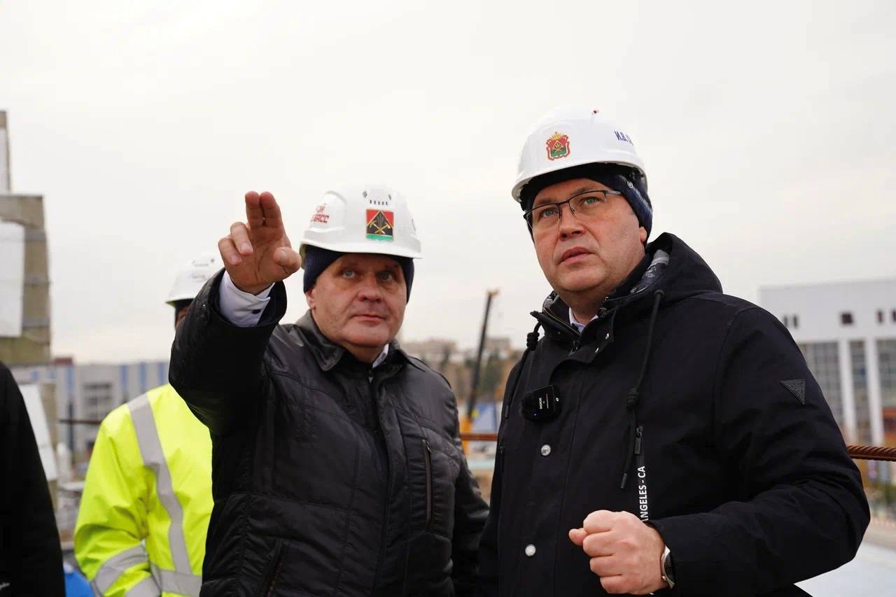 Губернатор Кузбасса Илья Середюк проверил ход строительства Музейно-театрального комплекса в Кемерове Губернатор Кузбасса Илья Середюк проверил ход строительства Музейно-театрального комплекса в Кемерове