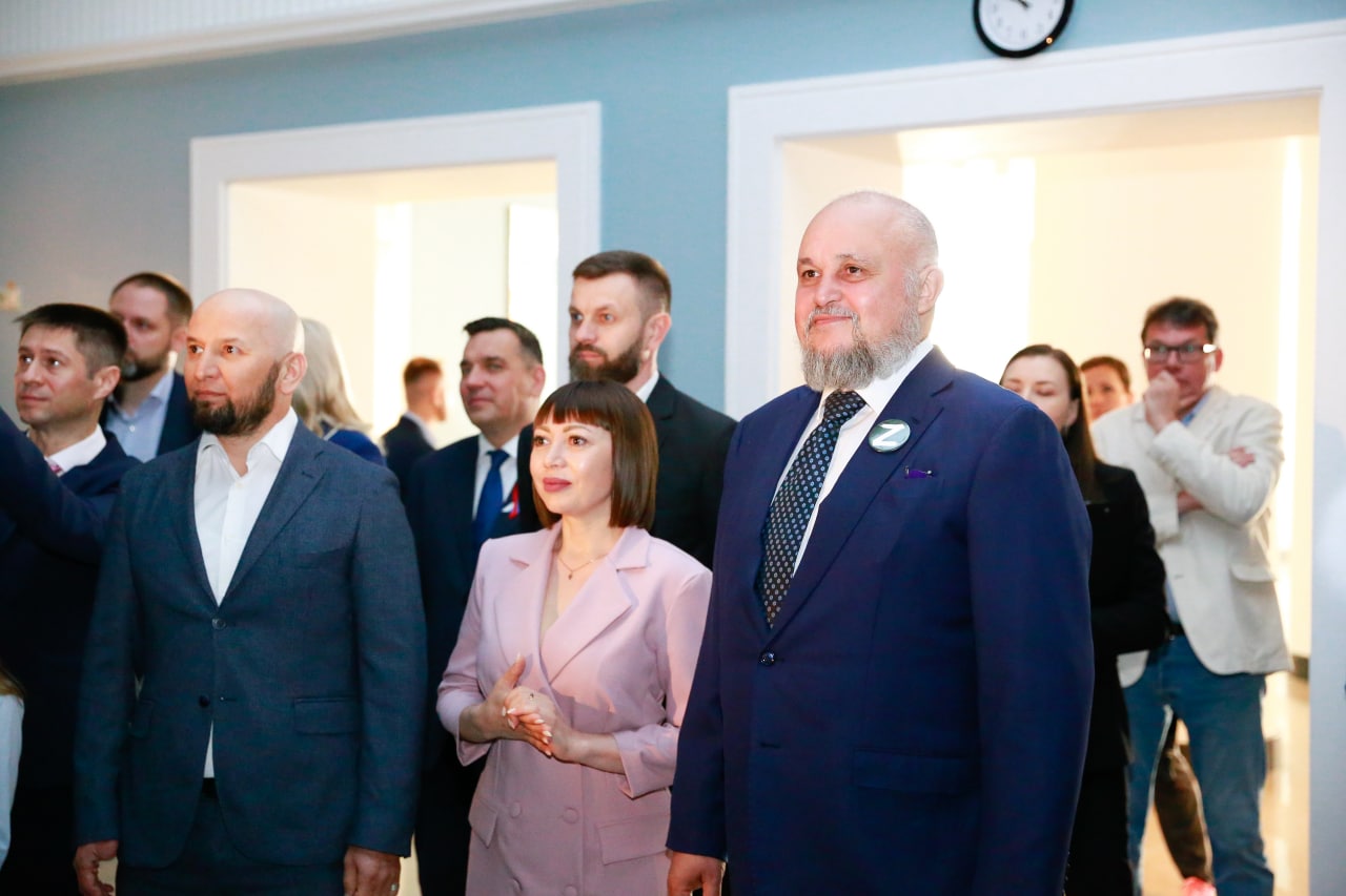 Сергей Цивилев поздравил творческий коллектив театра кукол «Сказ» с новосельем Сергей Цивилев поздравил творческий коллектив театра кукол «Сказ» с новосельем