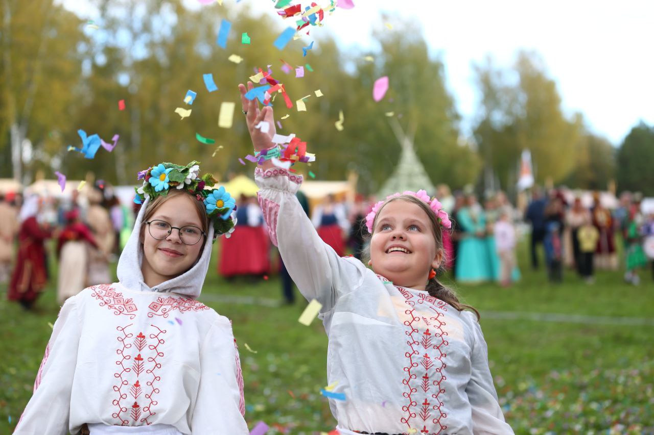 15 народностей Кузбасса и Сибири объединились на празднике «Кузбасский калейдоскоп культур» 15 народностей Кузбасса и Сибири объединились на празднике «Кузбасский калейдоскоп культур»