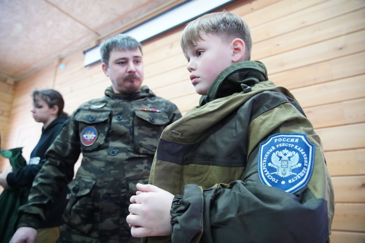 Воспитанникам казачьего военно-патриотического клуба «Наследие» вручили военную форму Воспитанникам казачьего военно-патриотического клуба «Наследие» вручили военную форму