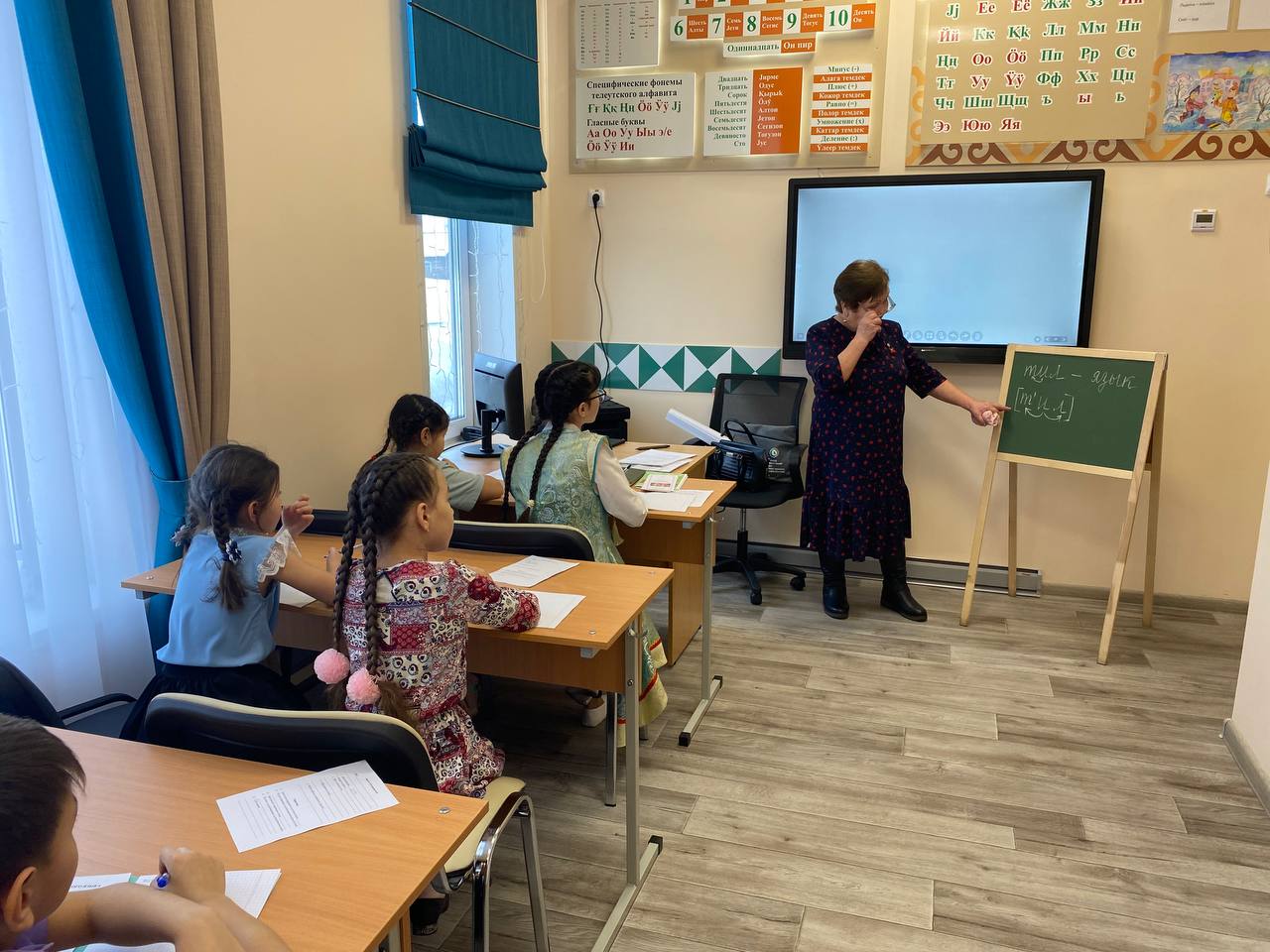 В новом Многофункциональном этнокультурном центре села Заречное прошли первые уроки родного телеутского языка В новом Многофункциональном этнокультурном центре села Заречное прошли первые уроки родного телеутского языка